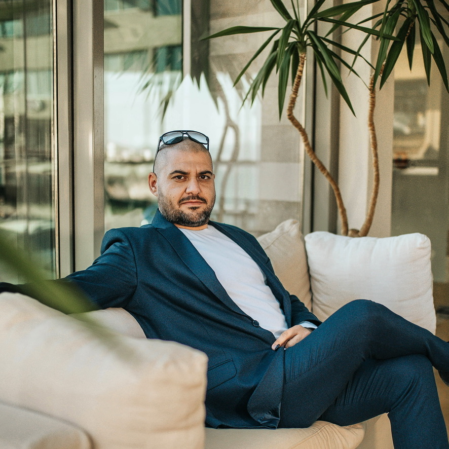 Baturbey Seyhan aydınlık bir oturma alanında