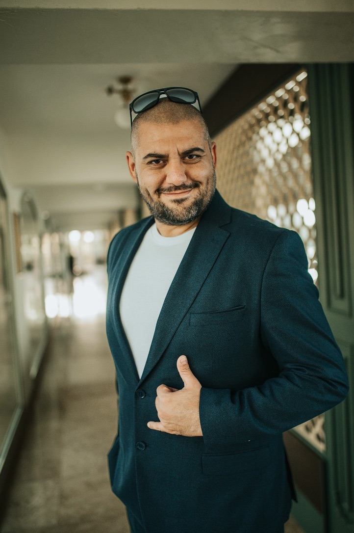 Baturbey Seyhan, lacivert takımıyla gülümserken