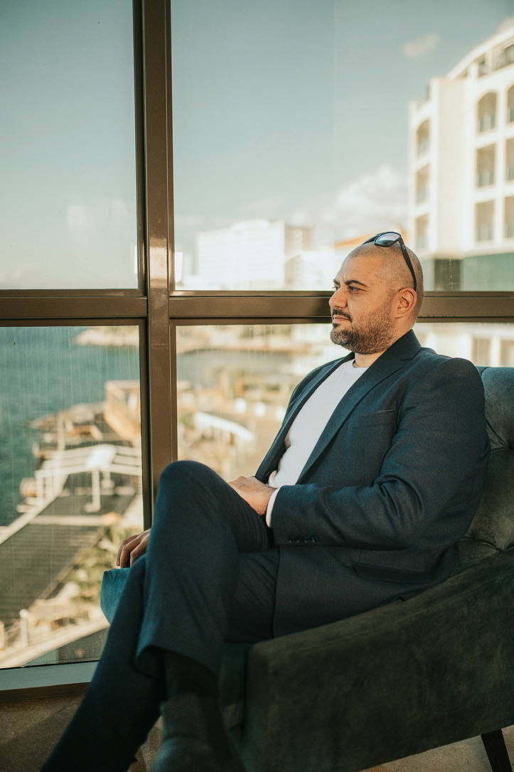 Baturbey Seyhan pencere kenarında